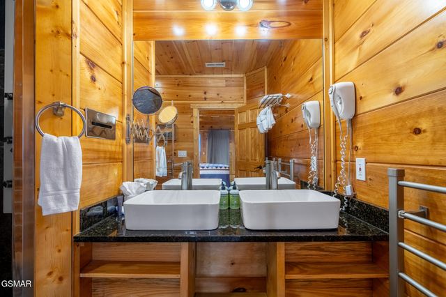 1253 Bear Cub Way, Gatlinburg, TN 37738