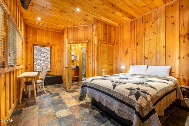 1253 Bear Cub Way, Gatlinburg, TN 37738