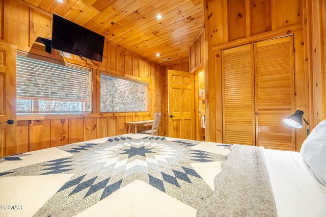 1253 Bear Cub Way, Gatlinburg, TN 37738