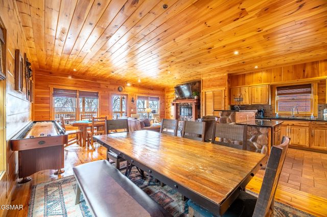 1253 Bear Cub Way, Gatlinburg, TN 37738