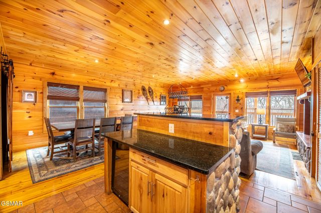 1253 Bear Cub Way, Gatlinburg, TN 37738