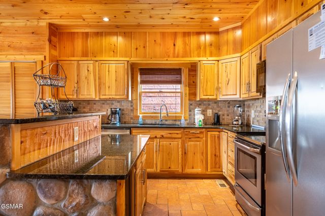 1253 Bear Cub Way, Gatlinburg, TN 37738