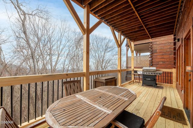 1253 Bear Cub Way, Gatlinburg, TN 37738