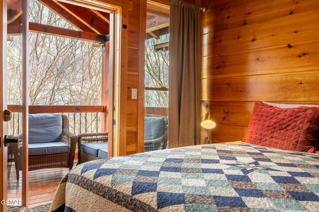 1253 Bear Cub Way, Gatlinburg, TN 37738