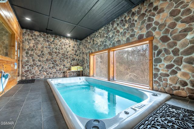 1253 Bear Cub Way, Gatlinburg, TN 37738