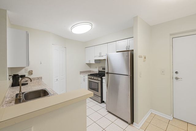 728 N Gary Avenue 113, Carol Stream, IL 60188