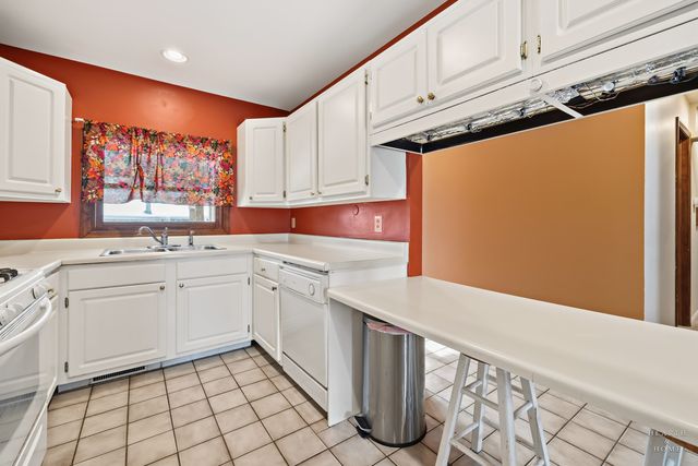 4911 Redbird Lane, Crystal Lake, IL 60012