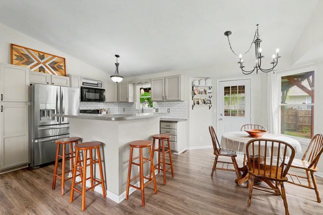 214 E Country Walk, Mulvane, KS 67110