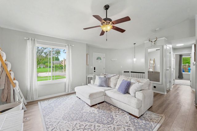 214 E Country Walk, Mulvane, KS 67110