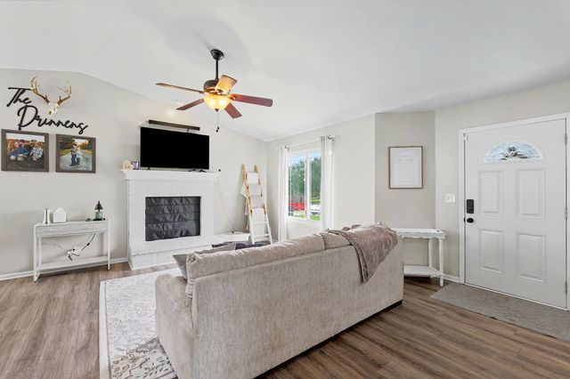 214 E Country Walk, Mulvane, KS 67110