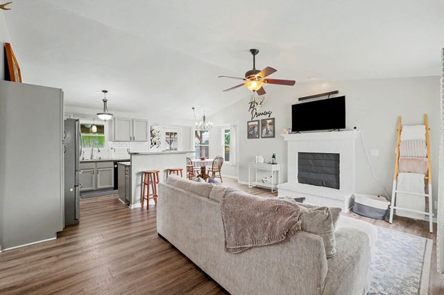214 E Country Walk, Mulvane, KS 67110