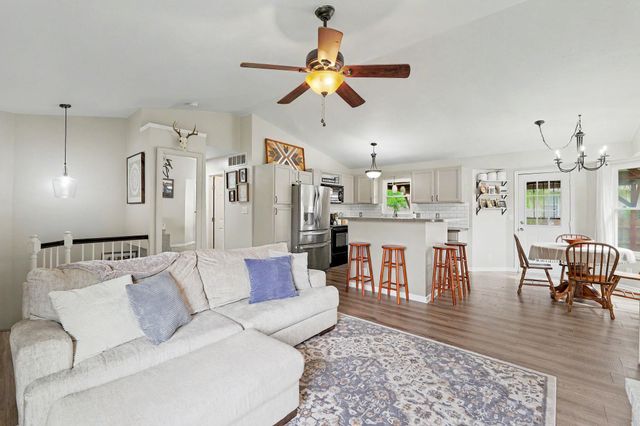 214 E Country Walk, Mulvane, KS 67110