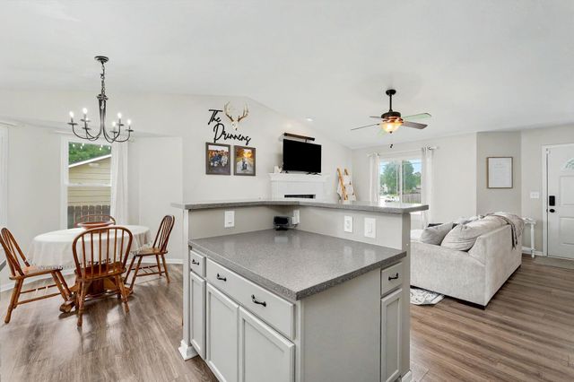 214 E Country Walk, Mulvane, KS 67110