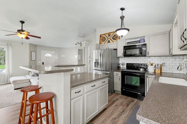 214 E Country Walk, Mulvane, KS 67110