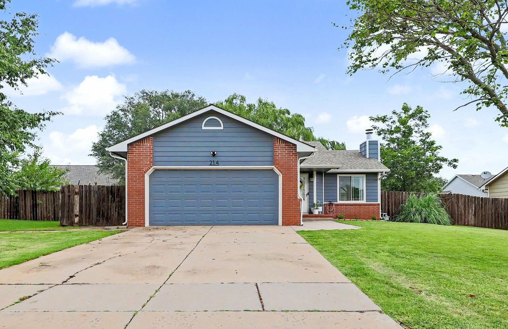 214 E Country Walk, Mulvane, KS 67110