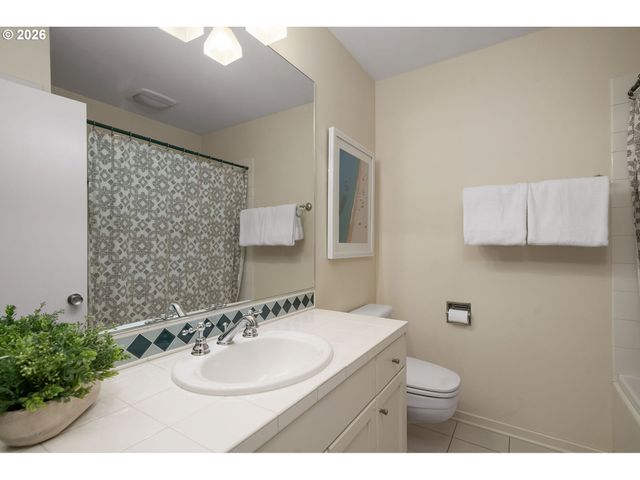 3060 Sw WESTWOOD Dr, Portland, OR 97225