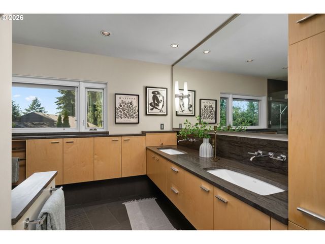 3060 Sw WESTWOOD Dr, Portland, OR 97225