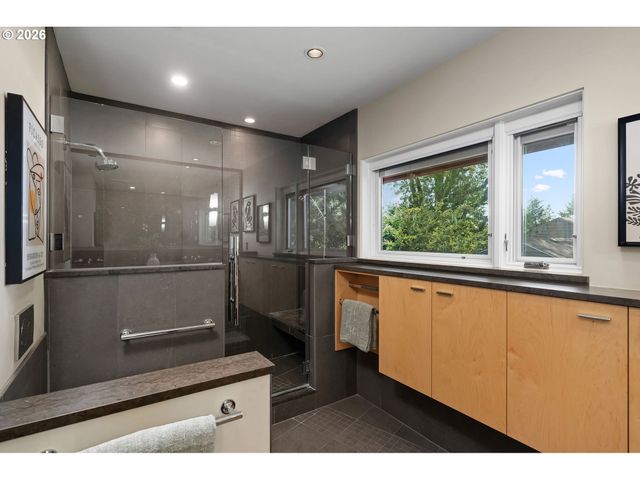 3060 Sw WESTWOOD Dr, Portland, OR 97225