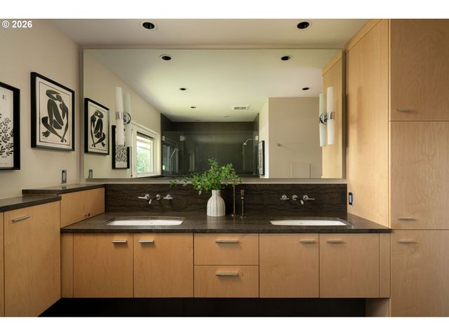 3060 Sw WESTWOOD Dr, Portland, OR 97225