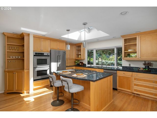 3060 Sw WESTWOOD Dr, Portland, OR 97225