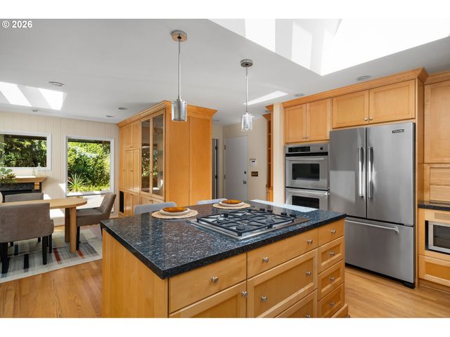 3060 Sw WESTWOOD Dr, Portland, OR 97225