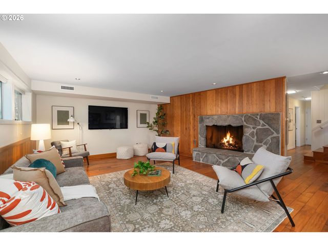 3060 Sw WESTWOOD Dr, Portland, OR 97225