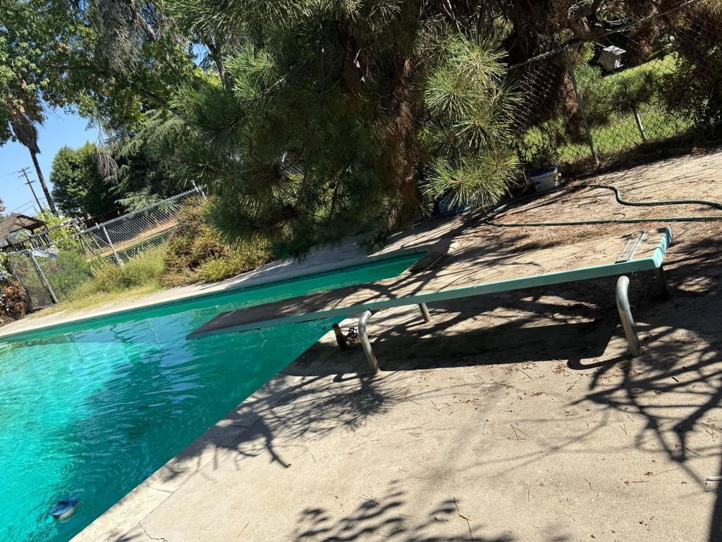 Image 13 of property listing at 742 S Park Circle Drive, Fresno, CA 93727