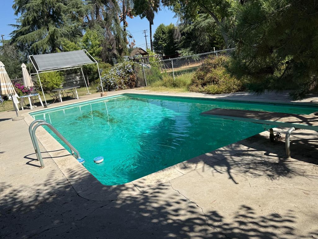 Image 14 of property listing at 742 S Park Circle Drive, Fresno, CA 93727