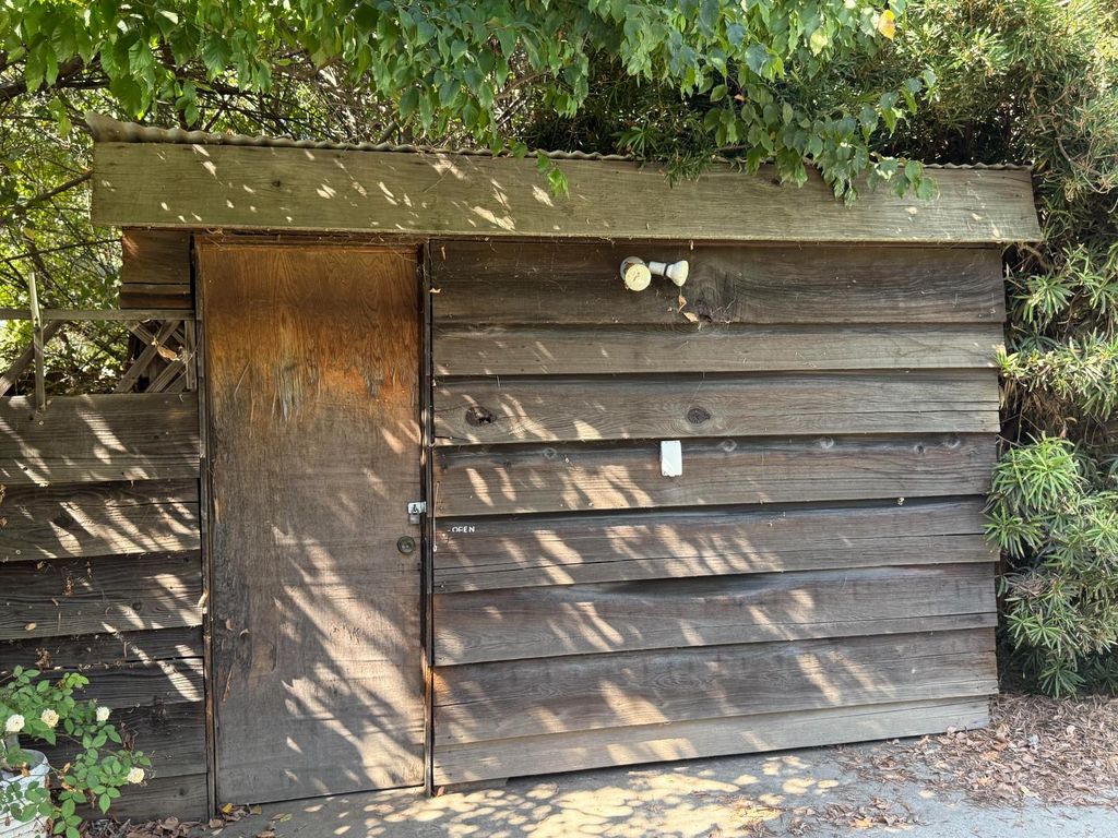 Image 16 of property listing at 742 S Park Circle Drive, Fresno, CA 93727