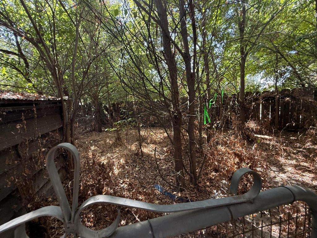 Image 18 of property listing at 742 S Park Circle Drive, Fresno, CA 93727