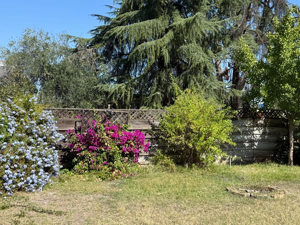 Image 19 of property listing at 742 S Park Circle Drive, Fresno, CA 93727