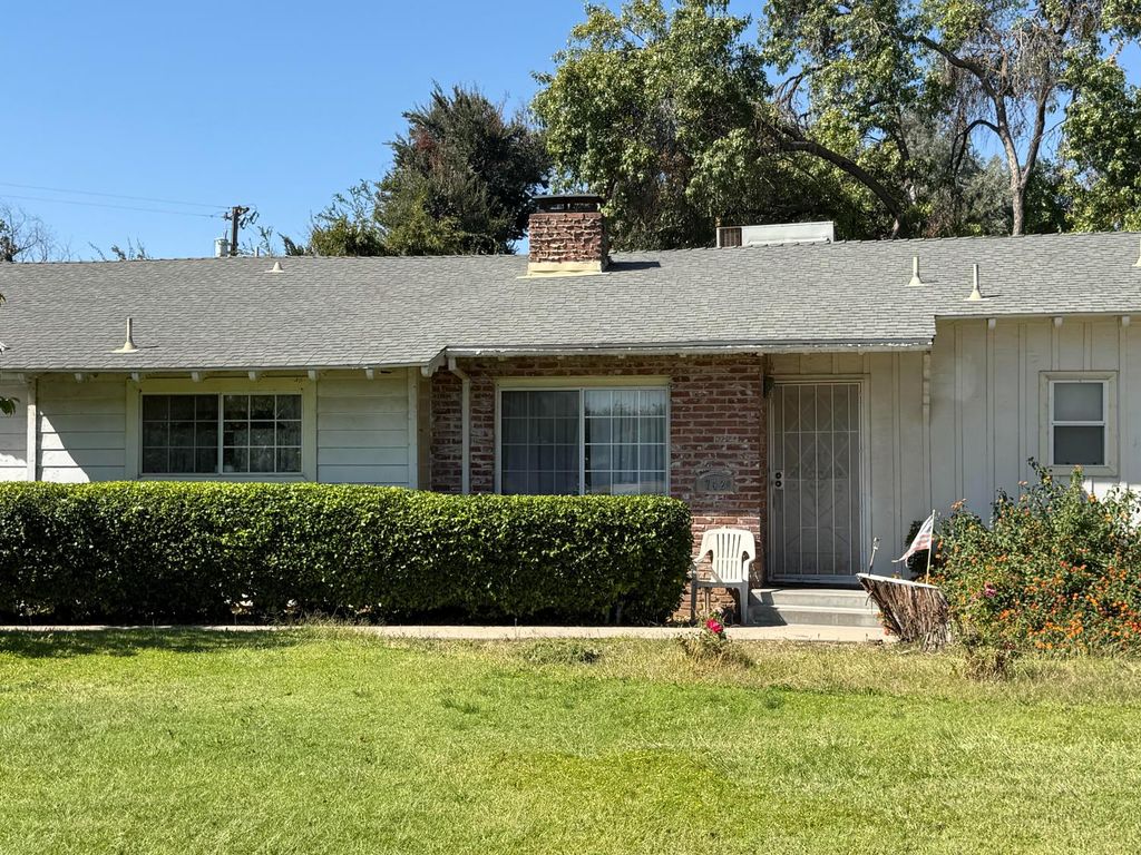 Image 2 of property listing at 742 S Park Circle Drive, Fresno, CA 93727