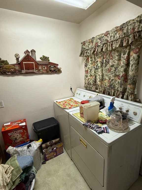 Image 22 of property listing at 742 S Park Circle Drive, Fresno, CA 93727