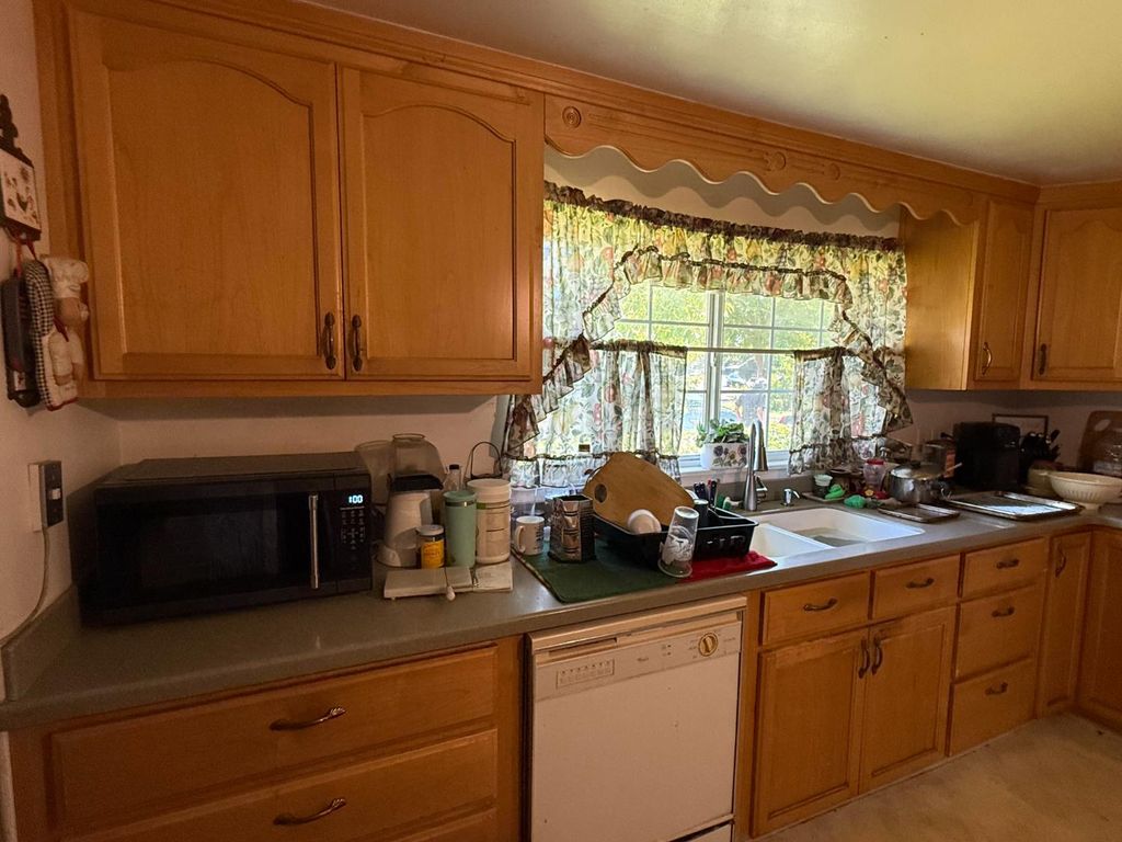 Image 23 of property listing at 742 S Park Circle Drive, Fresno, CA 93727