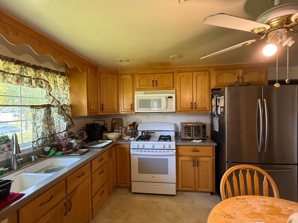 Image 25 of property listing at 742 S Park Circle Drive, Fresno, CA 93727