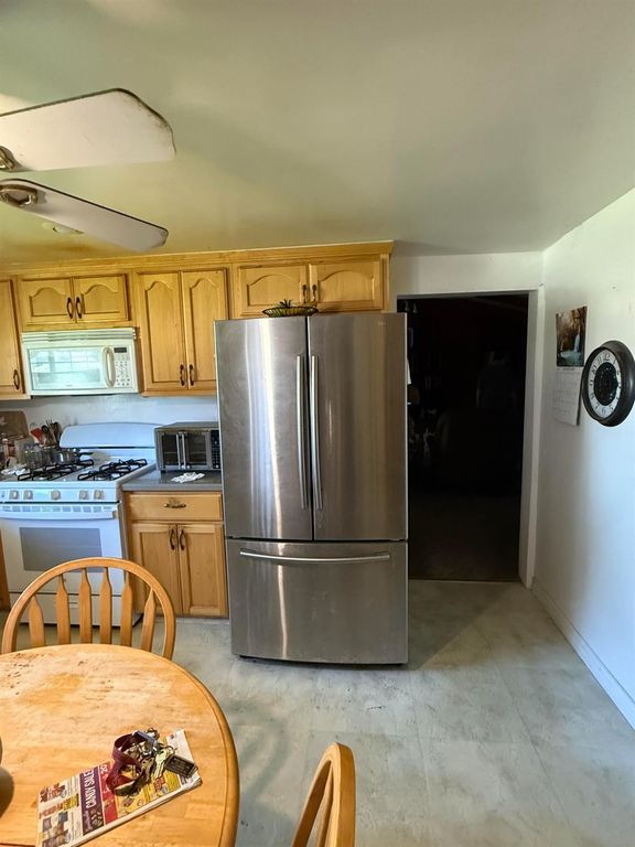 Image 26 of property listing at 742 S Park Circle Drive, Fresno, CA 93727