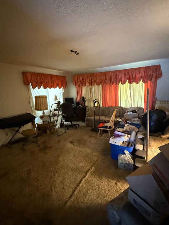 Image 29 of property listing at 742 S Park Circle Drive, Fresno, CA 93727