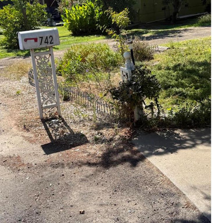 Image 3 of property listing at 742 S Park Circle Drive, Fresno, CA 93727