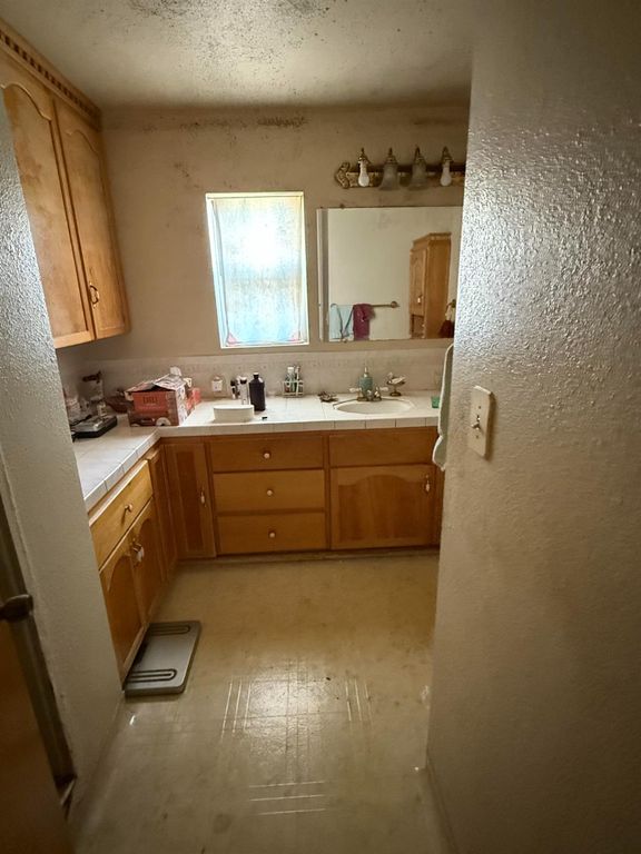 Image 31 of property listing at 742 S Park Circle Drive, Fresno, CA 93727