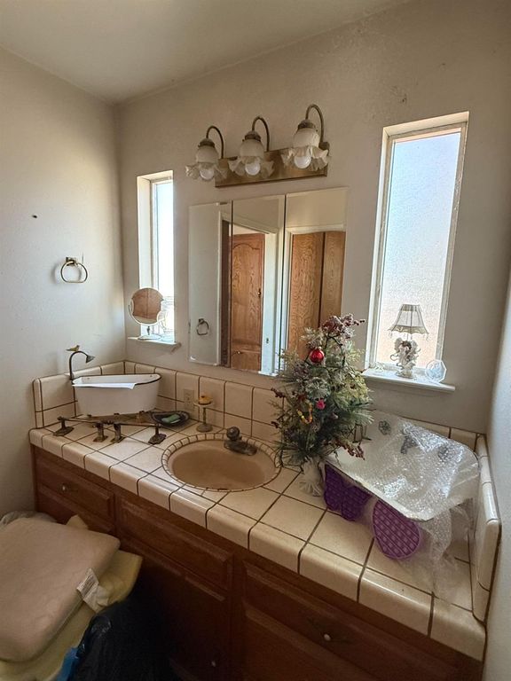 Image 38 of property listing at 742 S Park Circle Drive, Fresno, CA 93727