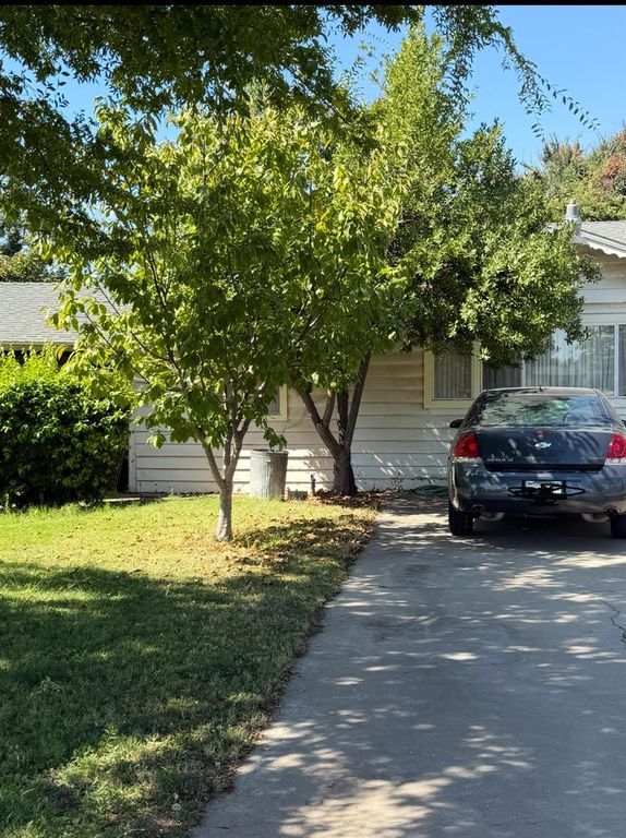 Image 4 of property listing at 742 S Park Circle Drive, Fresno, CA 93727