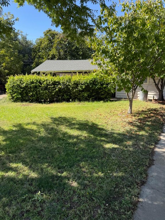 Image 6 of property listing at 742 S Park Circle Drive, Fresno, CA 93727