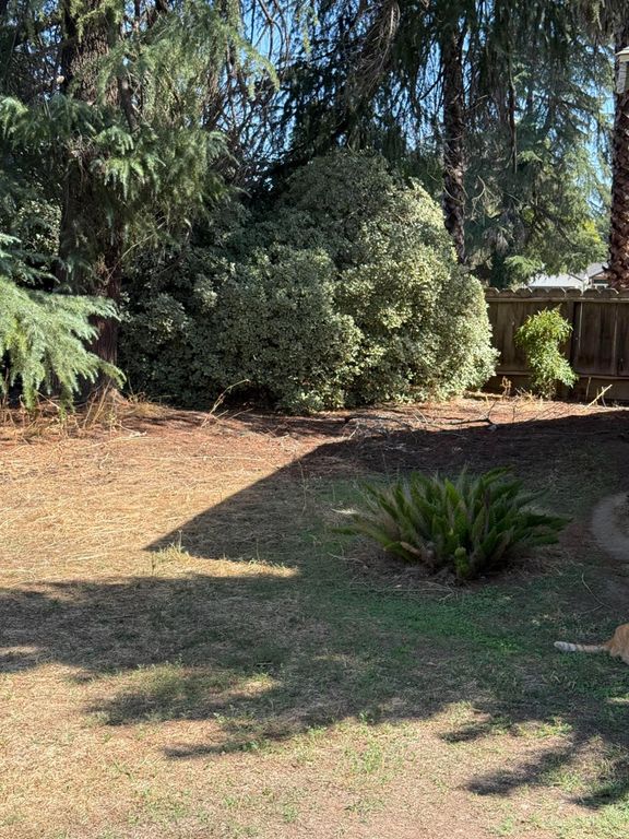 Image 8 of property listing at 742 S Park Circle Drive, Fresno, CA 93727