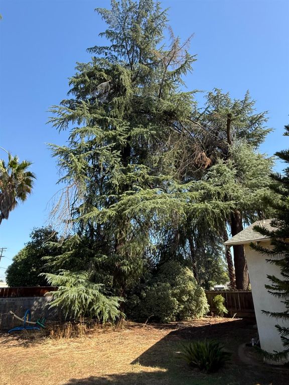 Image 9 of property listing at 742 S Park Circle Drive, Fresno, CA 93727