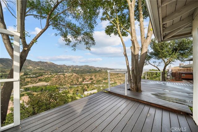 7027 Macapa, Los Angeles, CA 90068