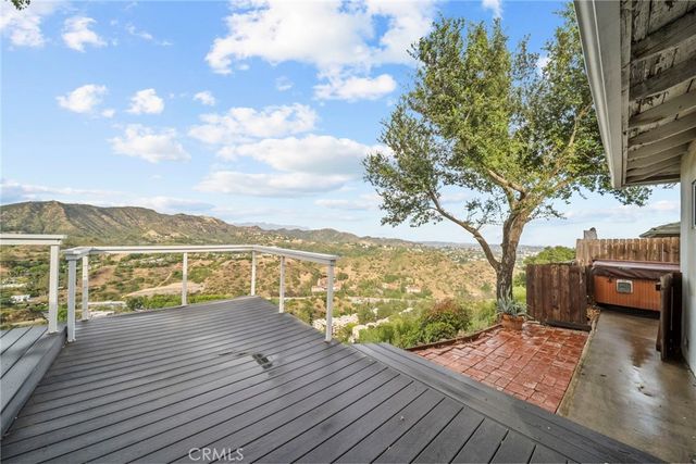 7027 Macapa, Los Angeles, CA 90068