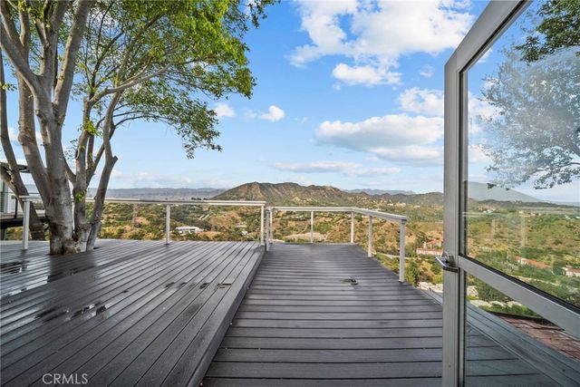 7027 Macapa, Los Angeles, CA 90068