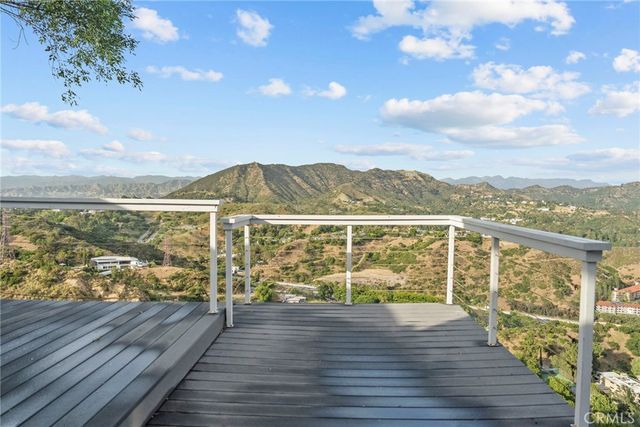 7027 Macapa, Los Angeles, CA 90068