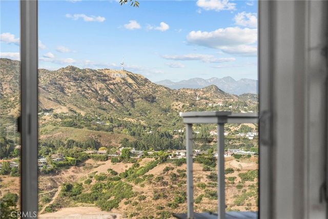 7027 Macapa, Los Angeles, CA 90068