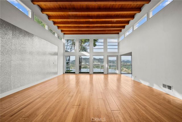 7027 Macapa, Los Angeles, CA 90068